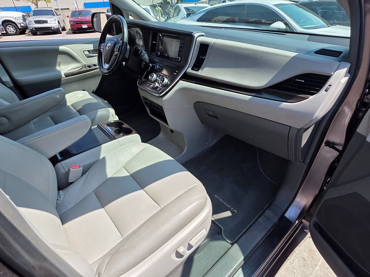 Used 2019 Toyota Sienna XLE w/ XLE Navigation Package FWD image 14