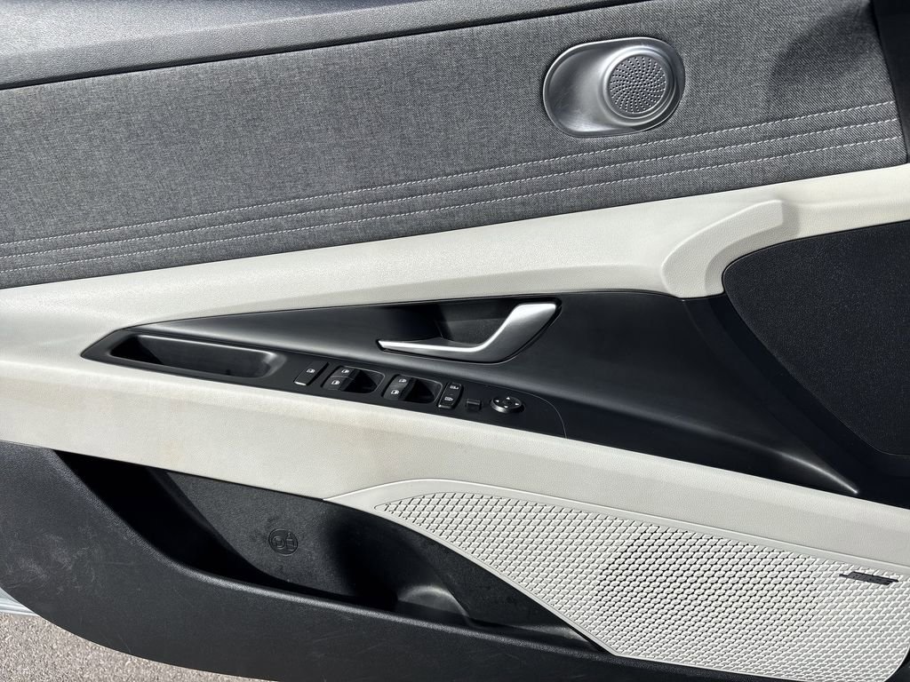 Used 2023 Hyundai Elantra Limited image 23