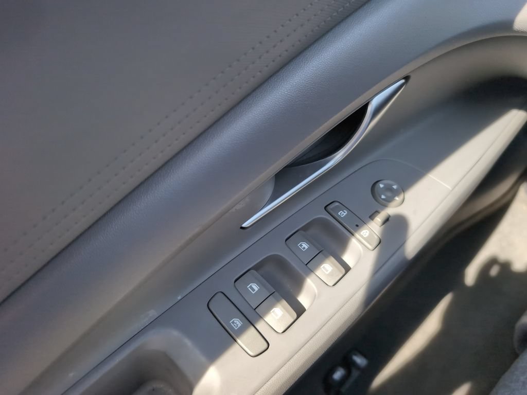 Used 2021 Hyundai Elantra SE FWD image 19
