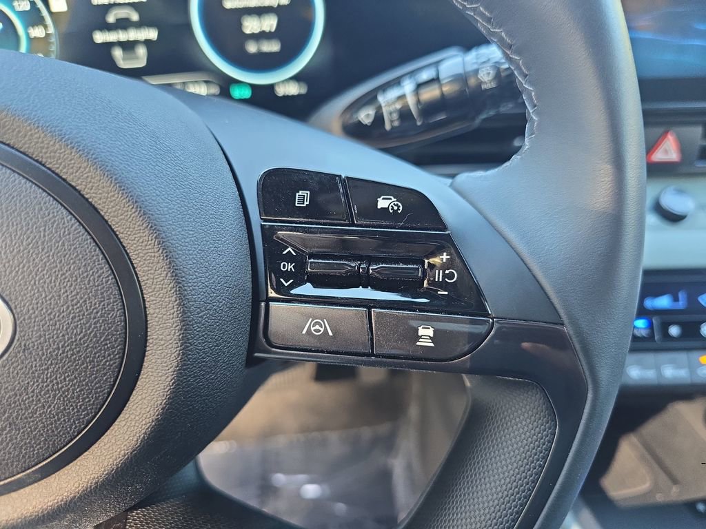 Used 2025 Hyundai Elantra Limited FWD image 16