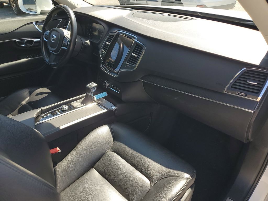 Used 2020 Volvo XC90 T6 Momentum w/ Protection Package Premier image 4