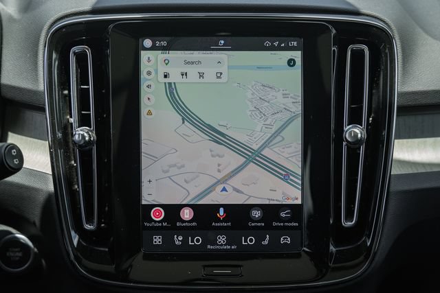 Certified 2025 Volvo XC40 B5 Plus AWD/4WD image 23