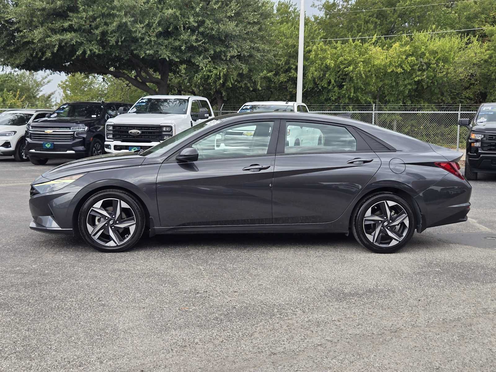 Used 2023 Hyundai Elantra SEL w/ Convenience Package FWD image 4
