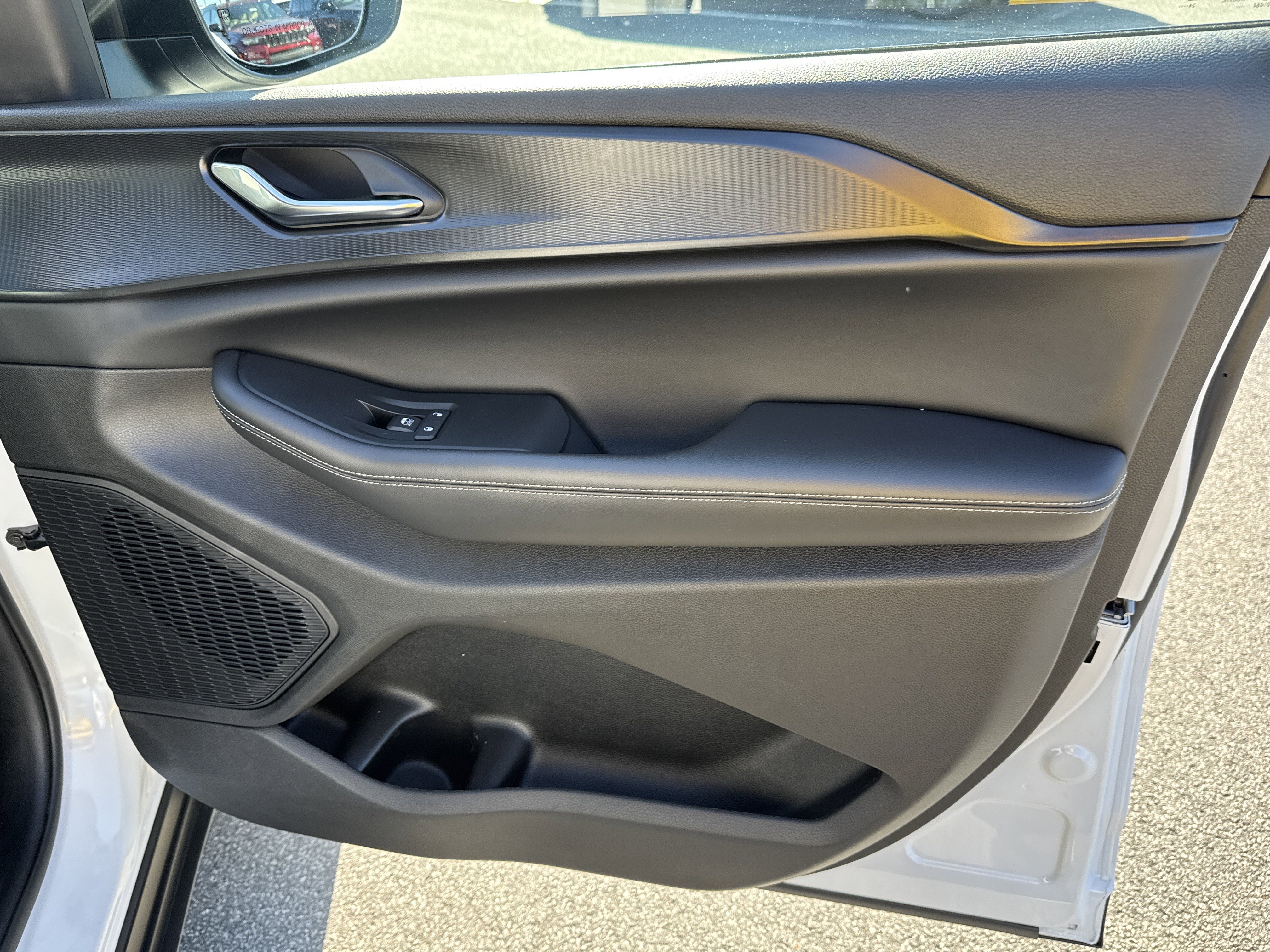 Used 2025 Jeep Grand Cherokee Laredo w/ Luxury Tech Group I image 19