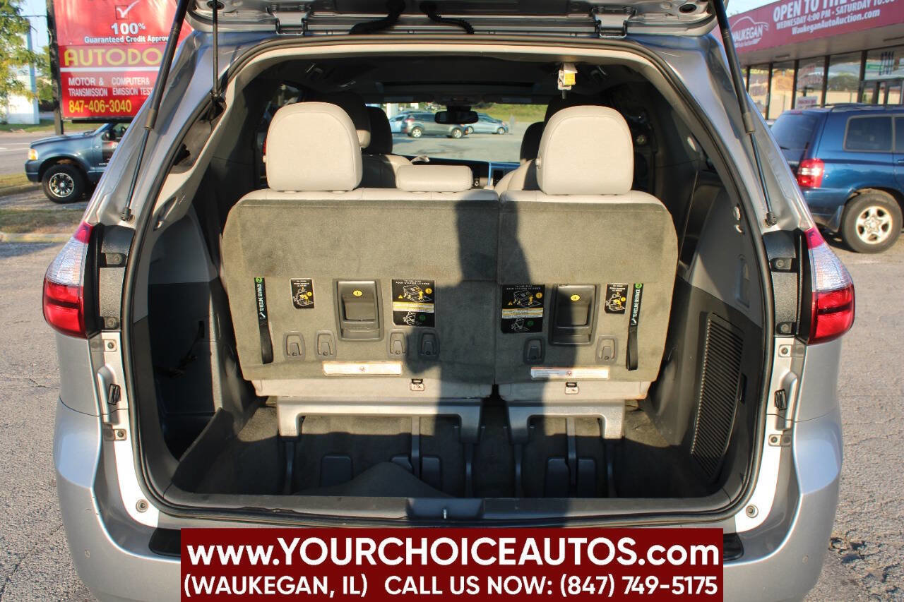 Used 2018 Toyota Sienna XLE w/ XLE Navigation Package FWD image 11