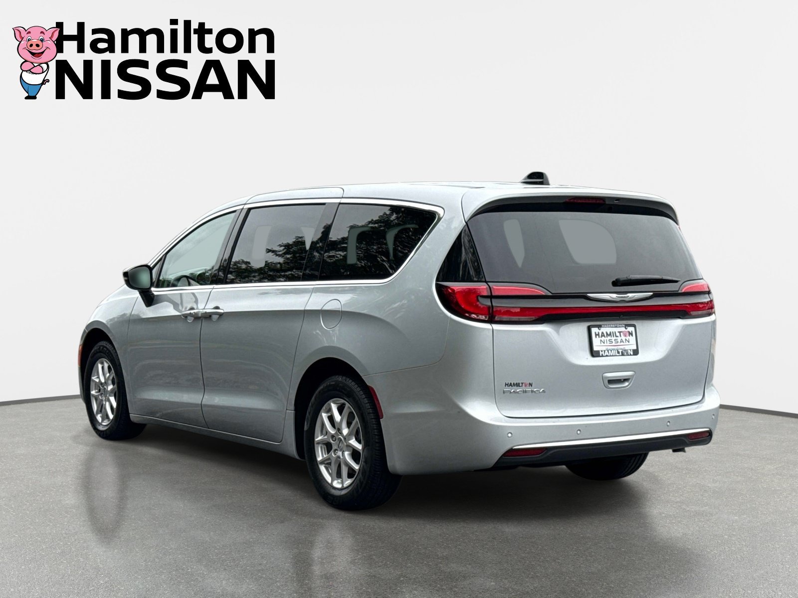 Used 2024 Chrysler Pacifica Touring-L FWD image 4