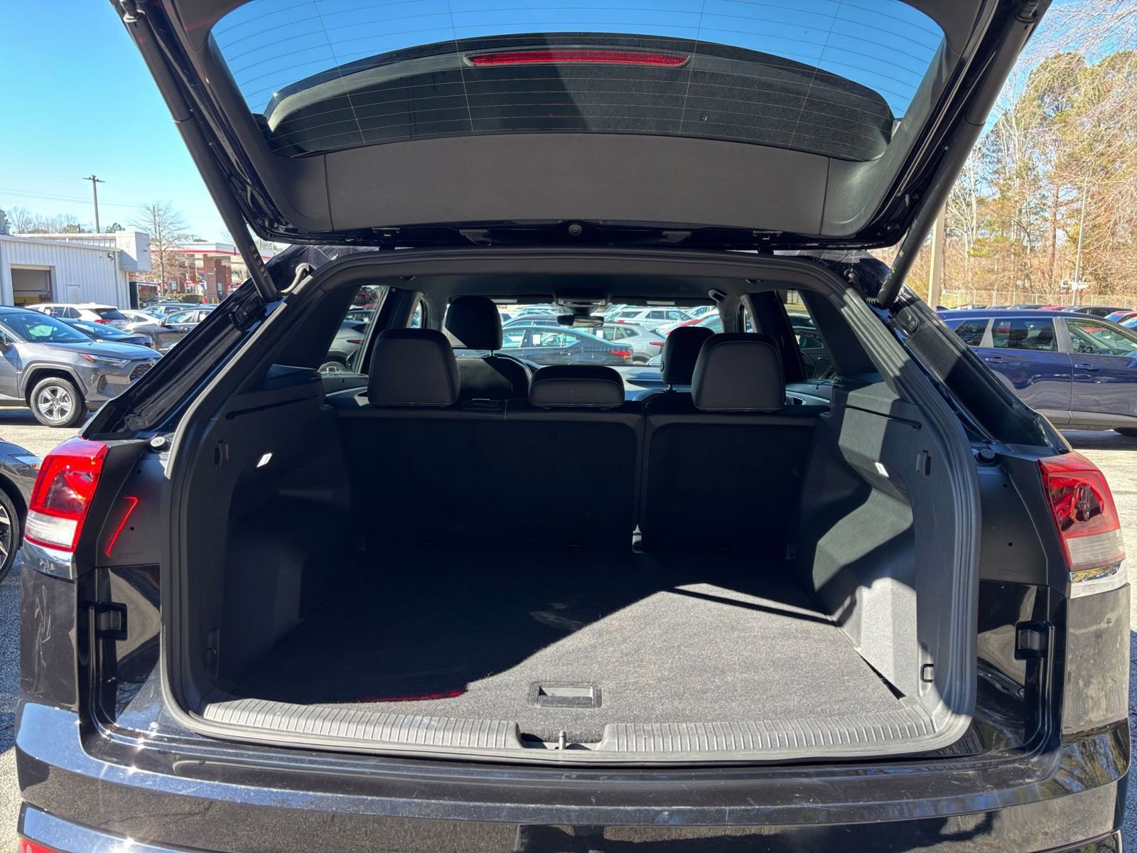 Used 2025 Volkswagen Atlas Cross Sport SE image 33