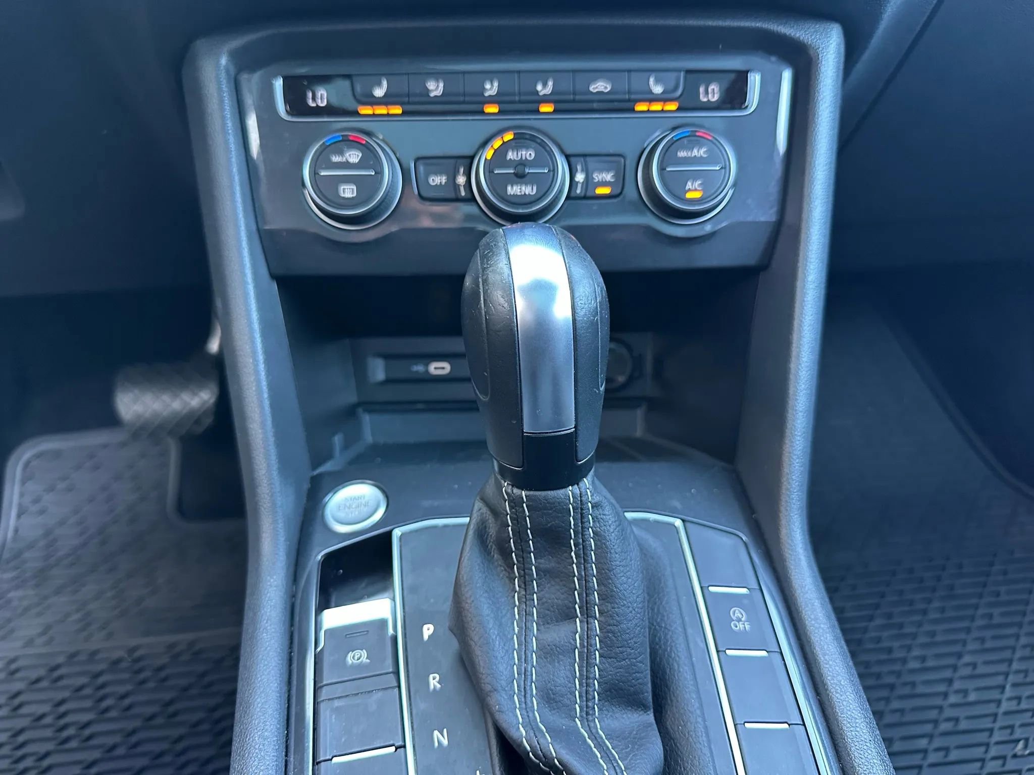 Used 2021 Volkswagen Tiguan SE w/ Panoramic Sunroof Package image 17