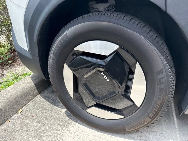 Certified 2024 Kia EV9 Light Long Range RWD image 13