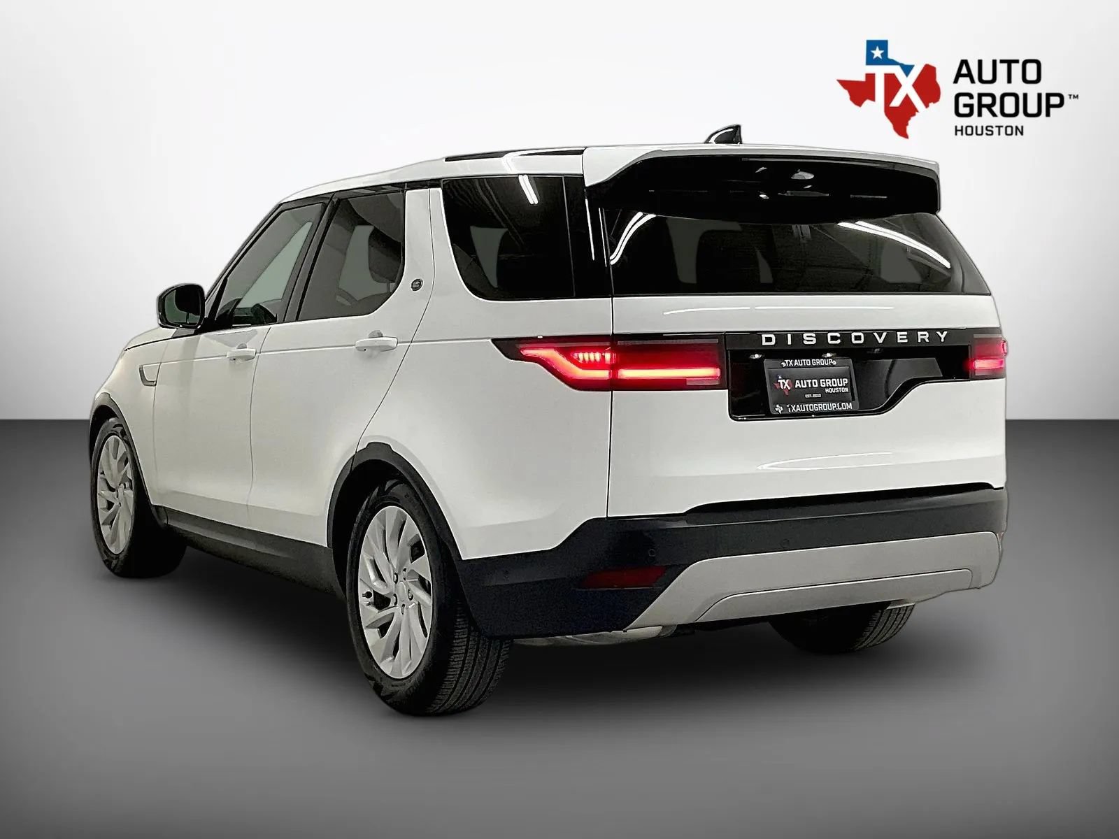 Used 2025 Land Rover Discovery S AWD/4WD image 4