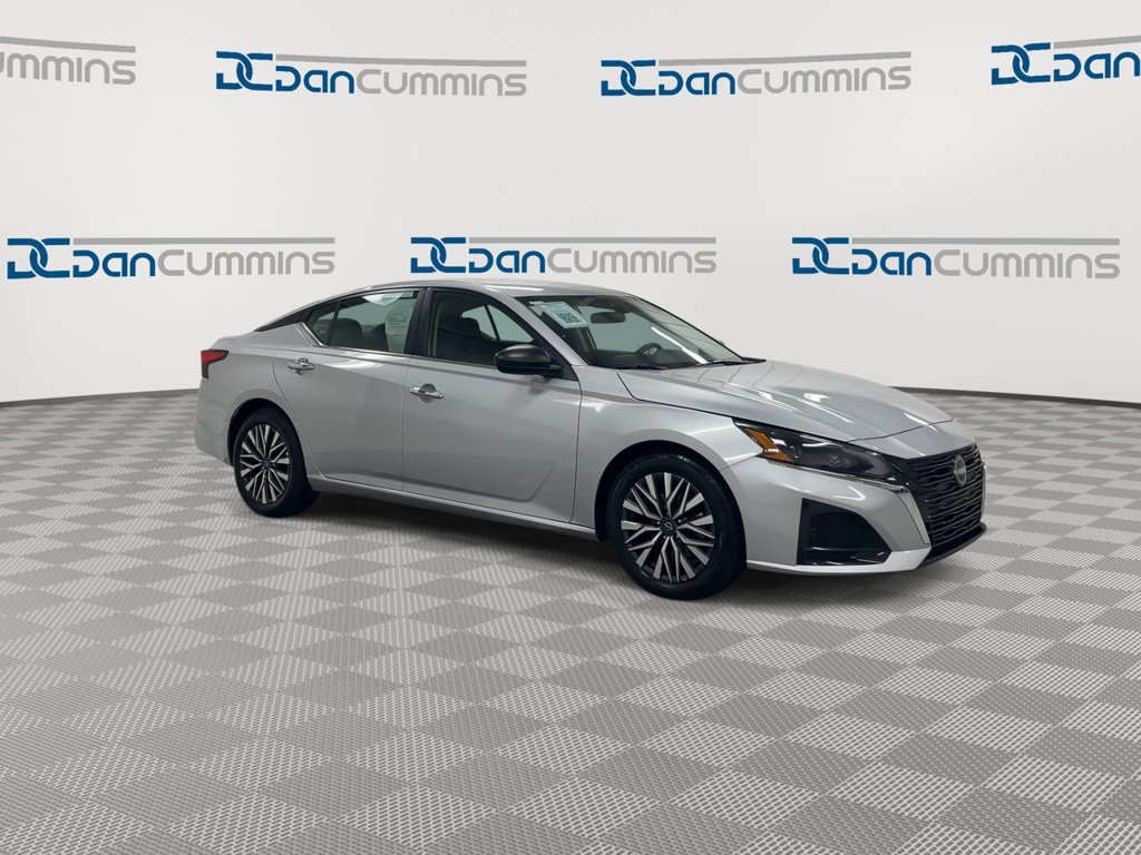 Used 2024 Nissan Altima 2.5 SV FWD image 2