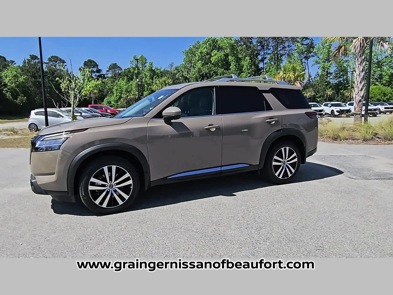Used 2023 Nissan Pathfinder Platinum w/ Black Appearance Package image 22