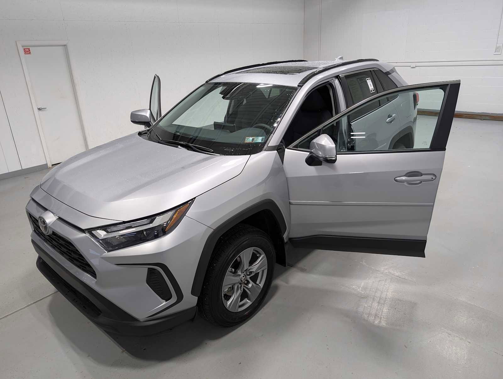 Used 2025 Toyota RAV4 XLE image 16