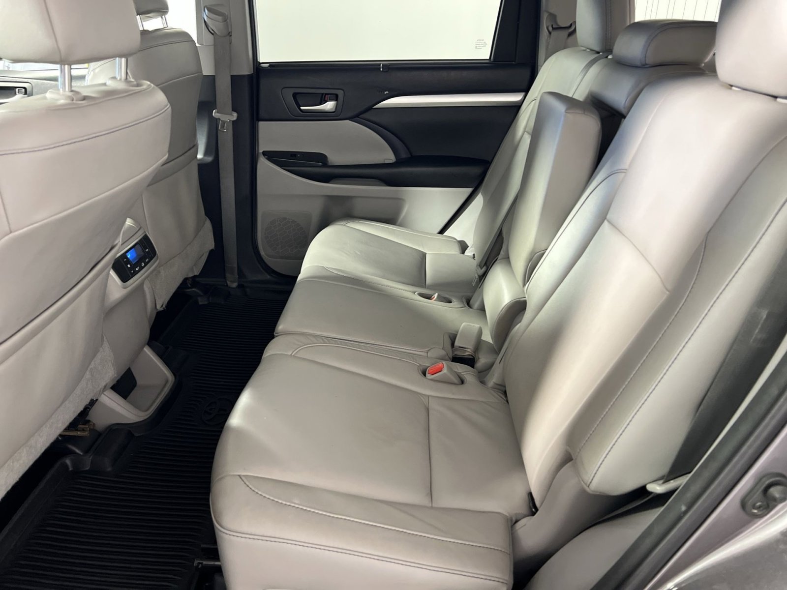 Used 2018 Toyota Highlander XLE image 23