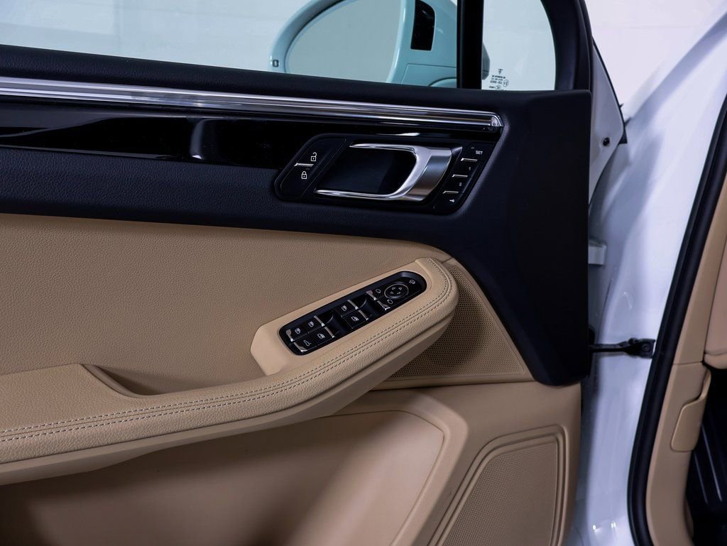 Certified 2025 Porsche Macan image 19
