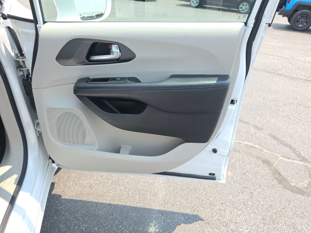 Used 2020 Chrysler Pacifica Limited FWD image 32
