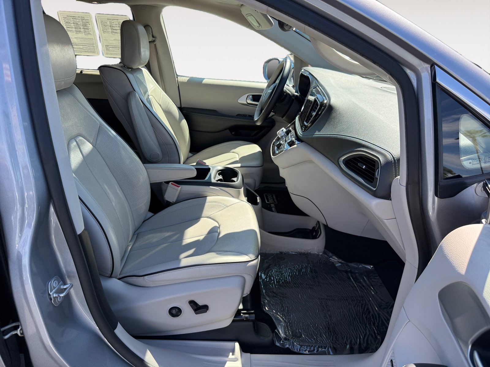 Used 2018 Chrysler Pacifica Limited w/ Advanced Safetytec Group FWD image 19