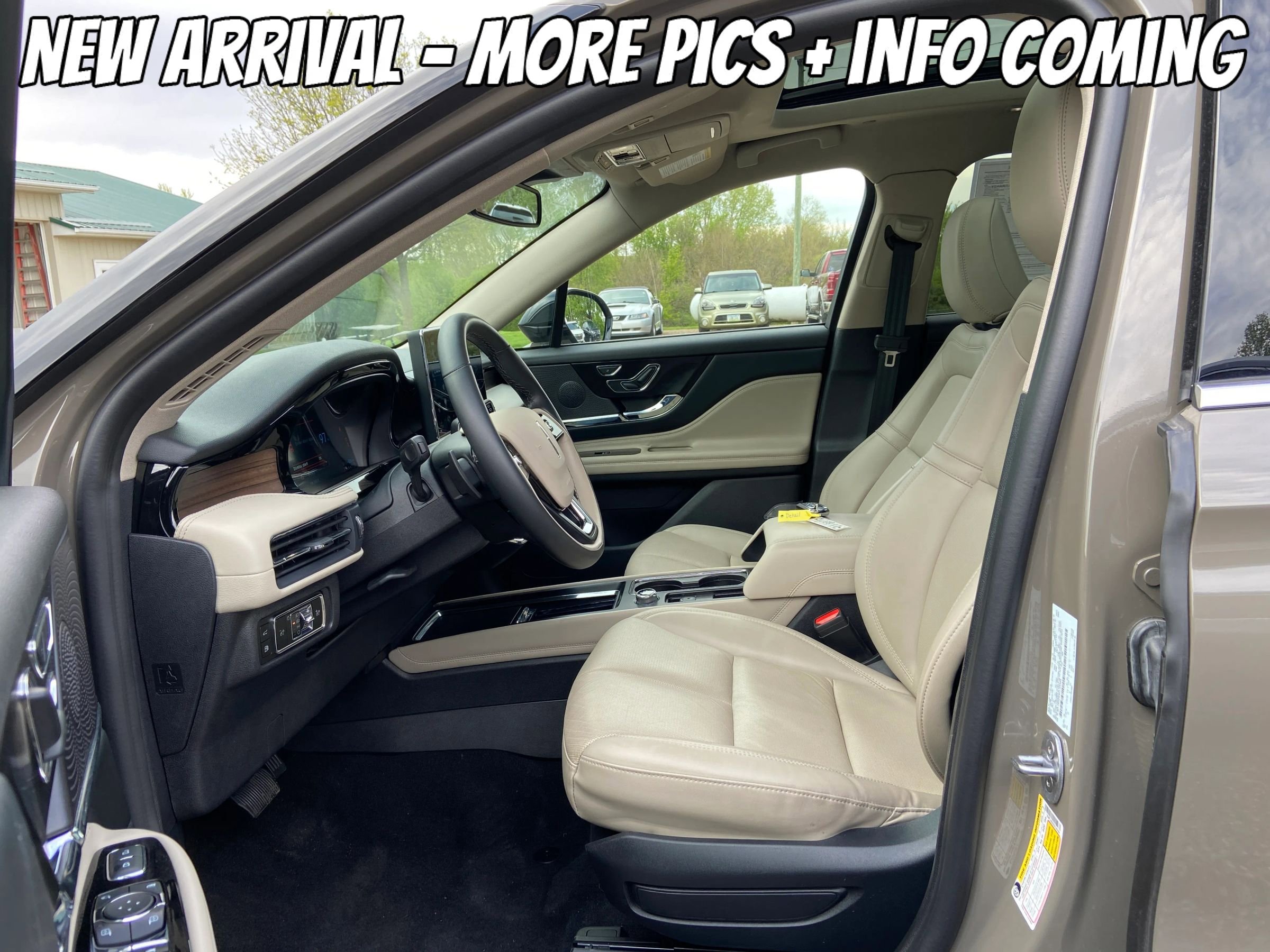 Used 2025 Lincoln Corsair Grand Touring AWD/4WD image 2
