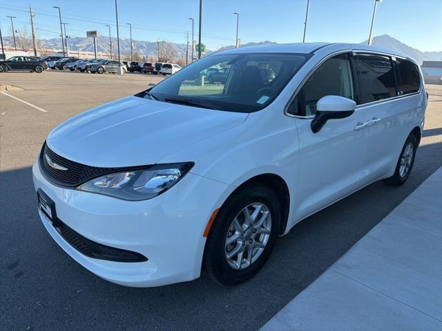 Used 2022 Chrysler Voyager LX image 3