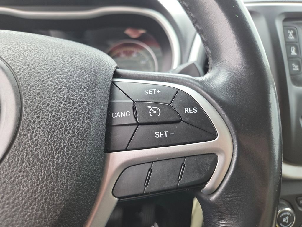 Used 2015 Jeep Cherokee Latitude AWD/4WD image 16