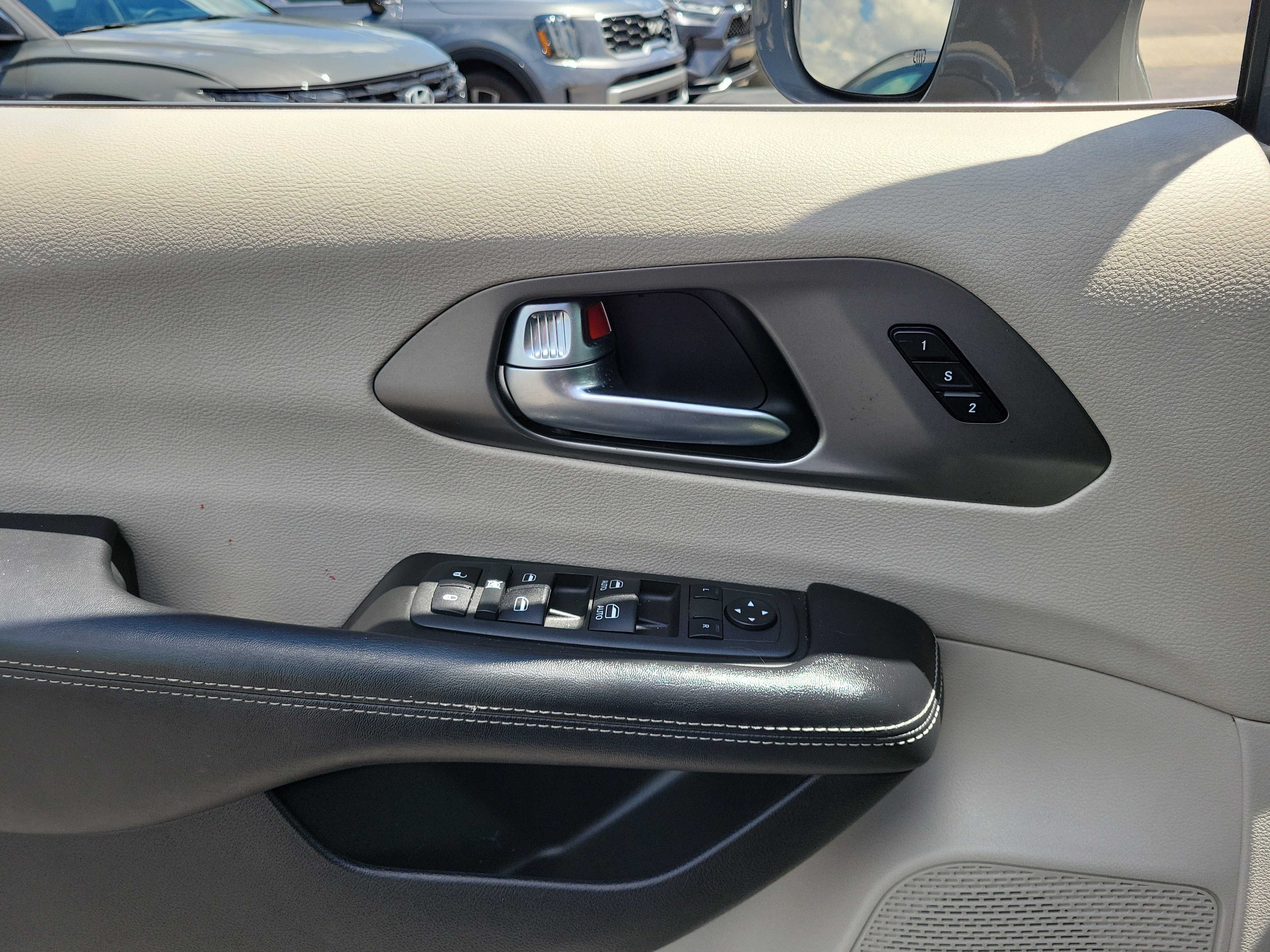 Used 2022 Chrysler Pacifica Touring-L FWD image 17