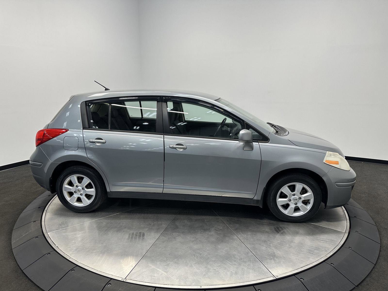 Used 2009 Nissan Versa Hatchback w/ Convenience Pkg FWD image 8
