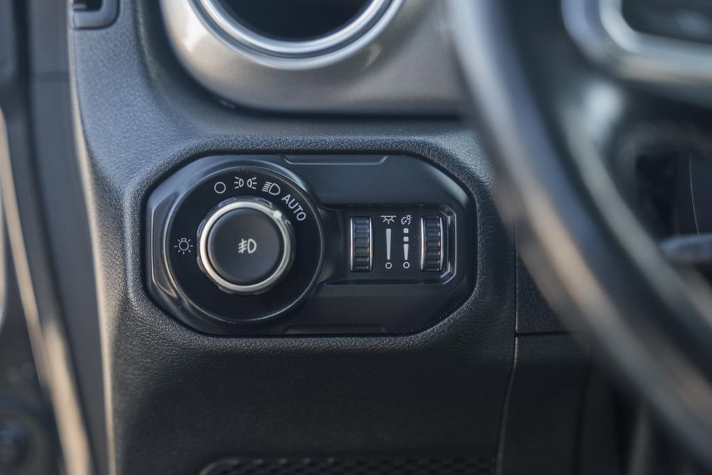 Used 2020 Jeep Wrangler Unlimited Sahara image 40