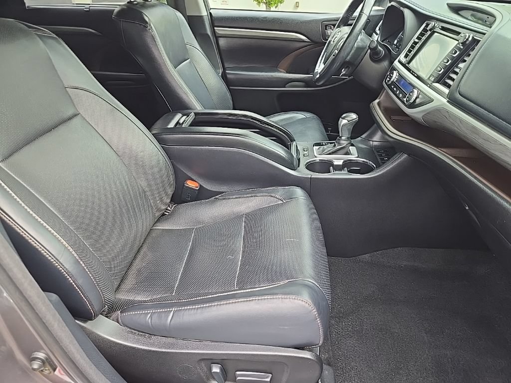 Used 2017 Toyota Highlander Limited Platinum AWD/4WD image 33