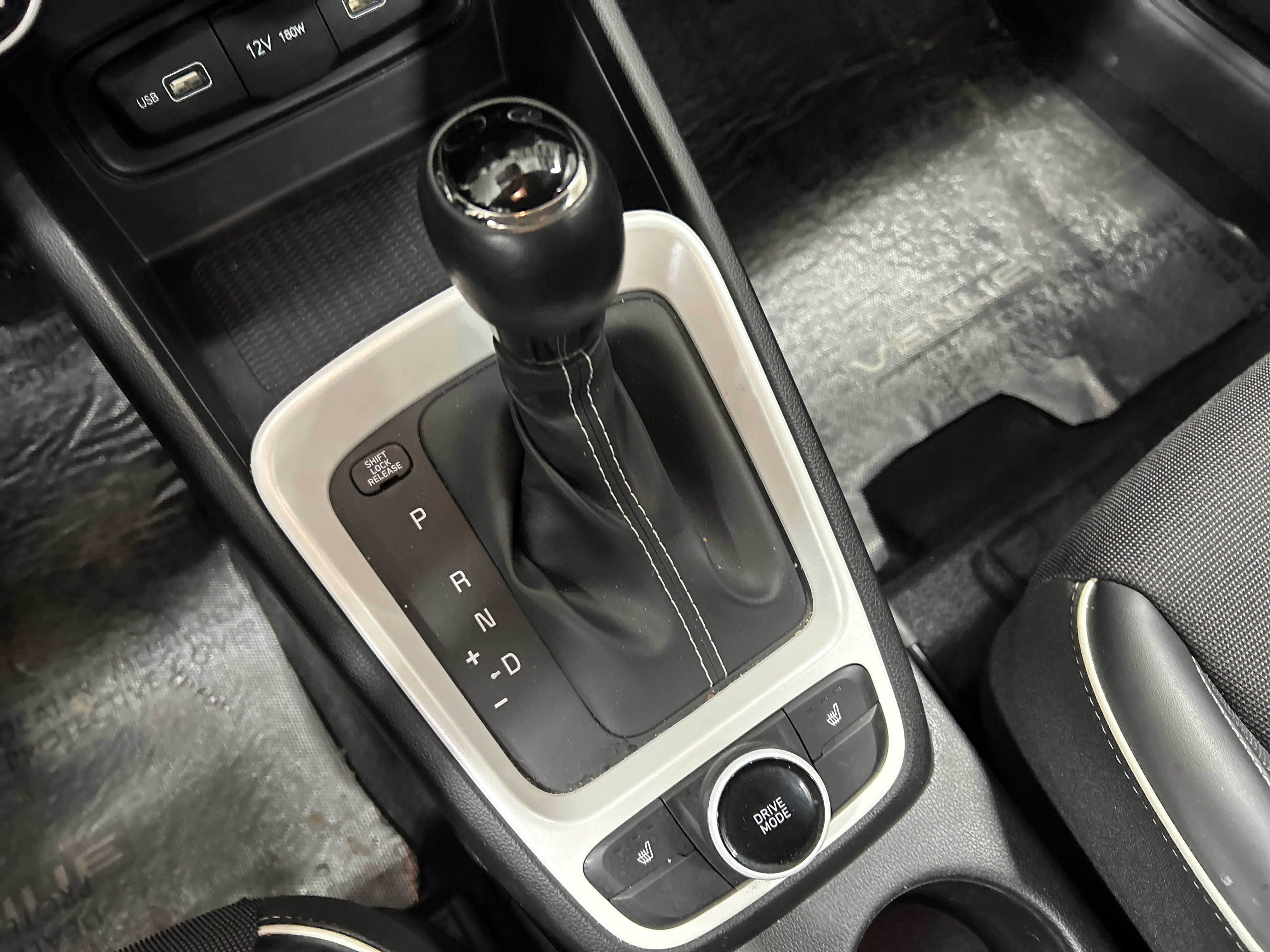 Used 2022 Hyundai Venue Limited image 23