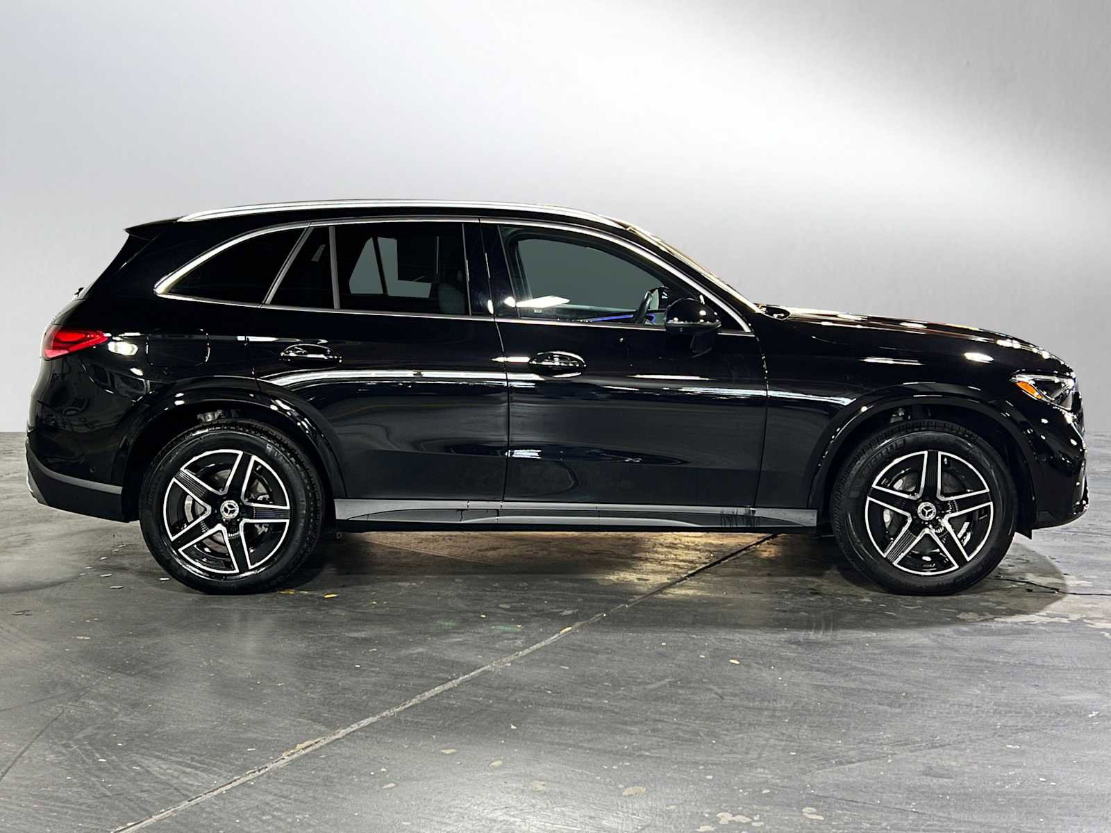 Used 2024 Mercedes-Benz GLC 300 4MATIC image 2