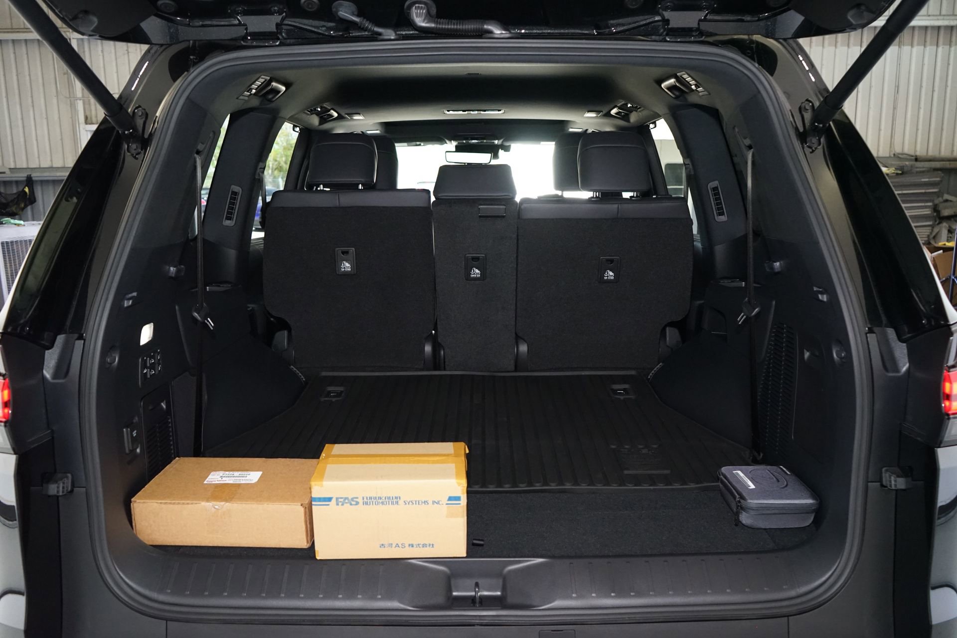 Used 2025 Lexus LX 600 4WD w/ Accessory Package (2T) image 37