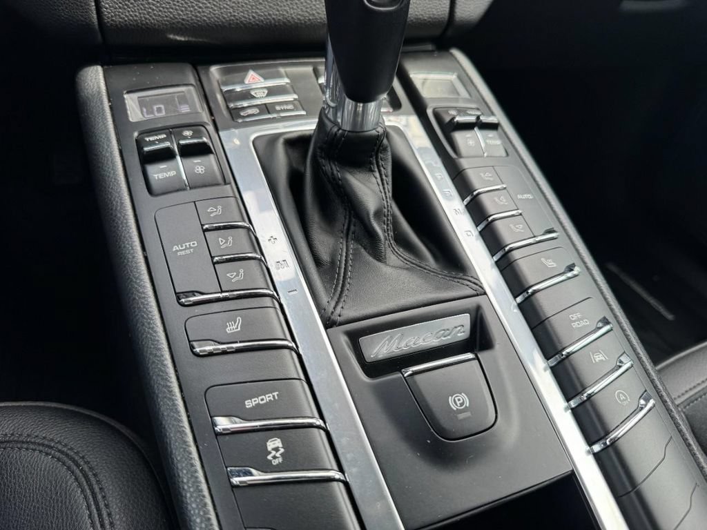 Used 2018 Porsche Macan AWD/4WD image 17
