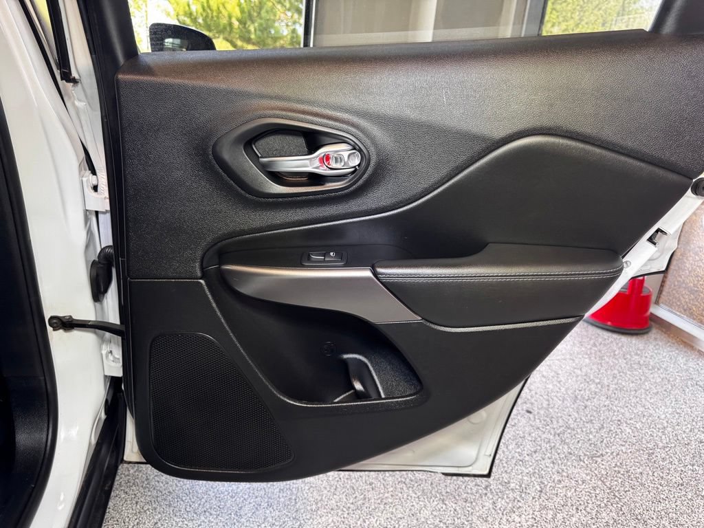 Used 2019 Jeep Cherokee Latitude w/ Popular Appearance Group AWD/4WD image 50