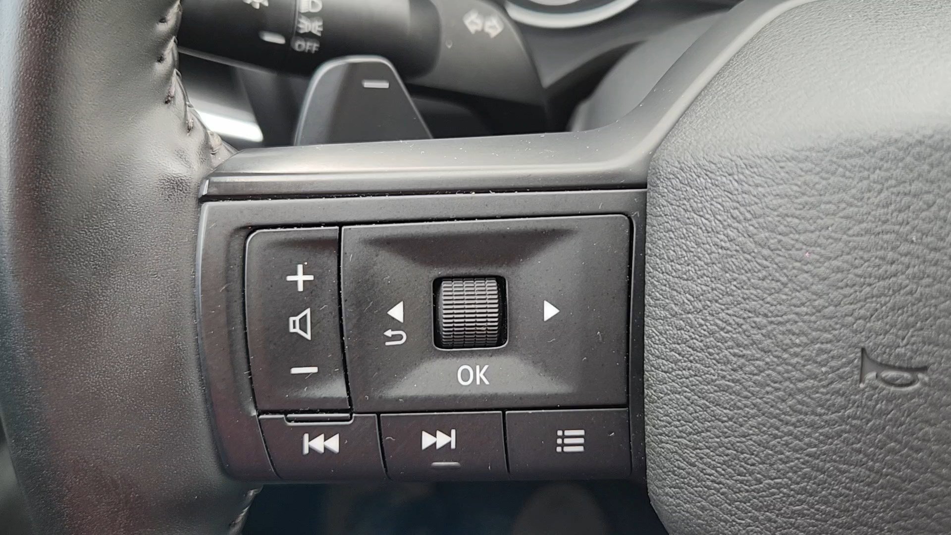 Used 2025 Nissan Rogue SV image 12