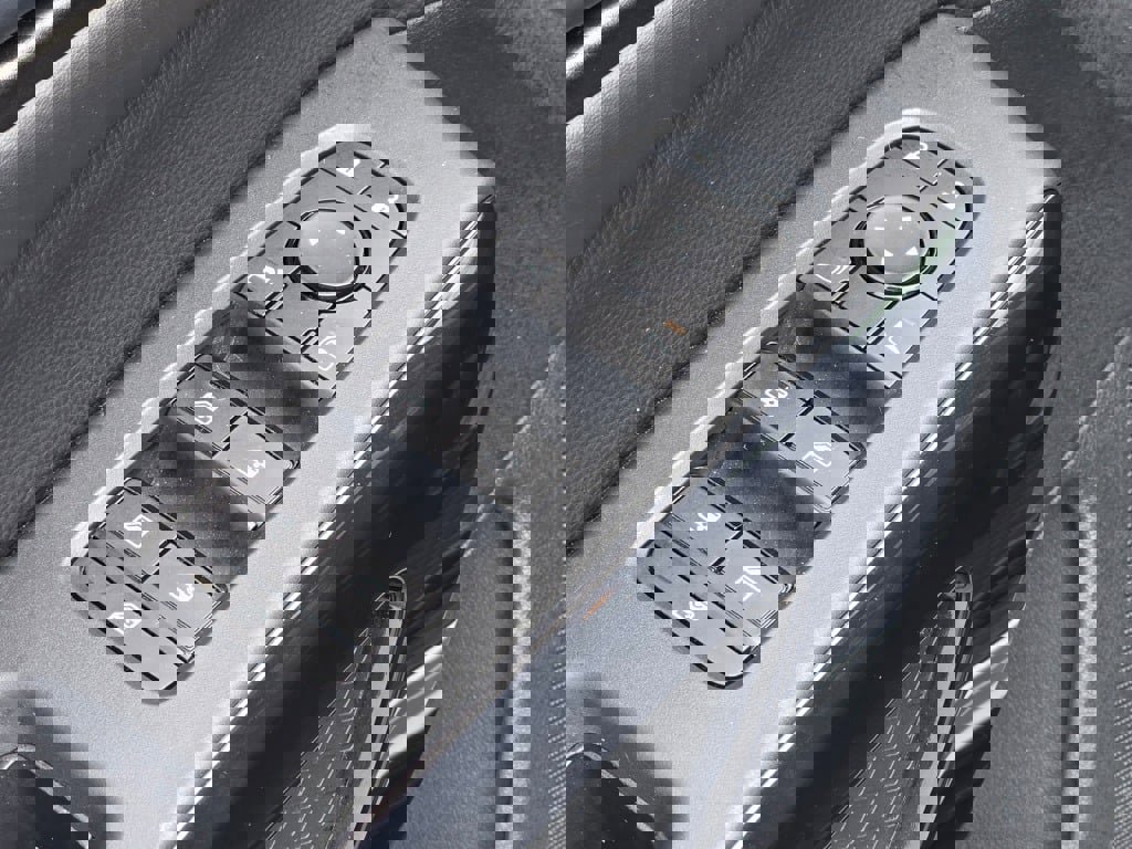 Used 2025 Nissan Pathfinder SV image 23