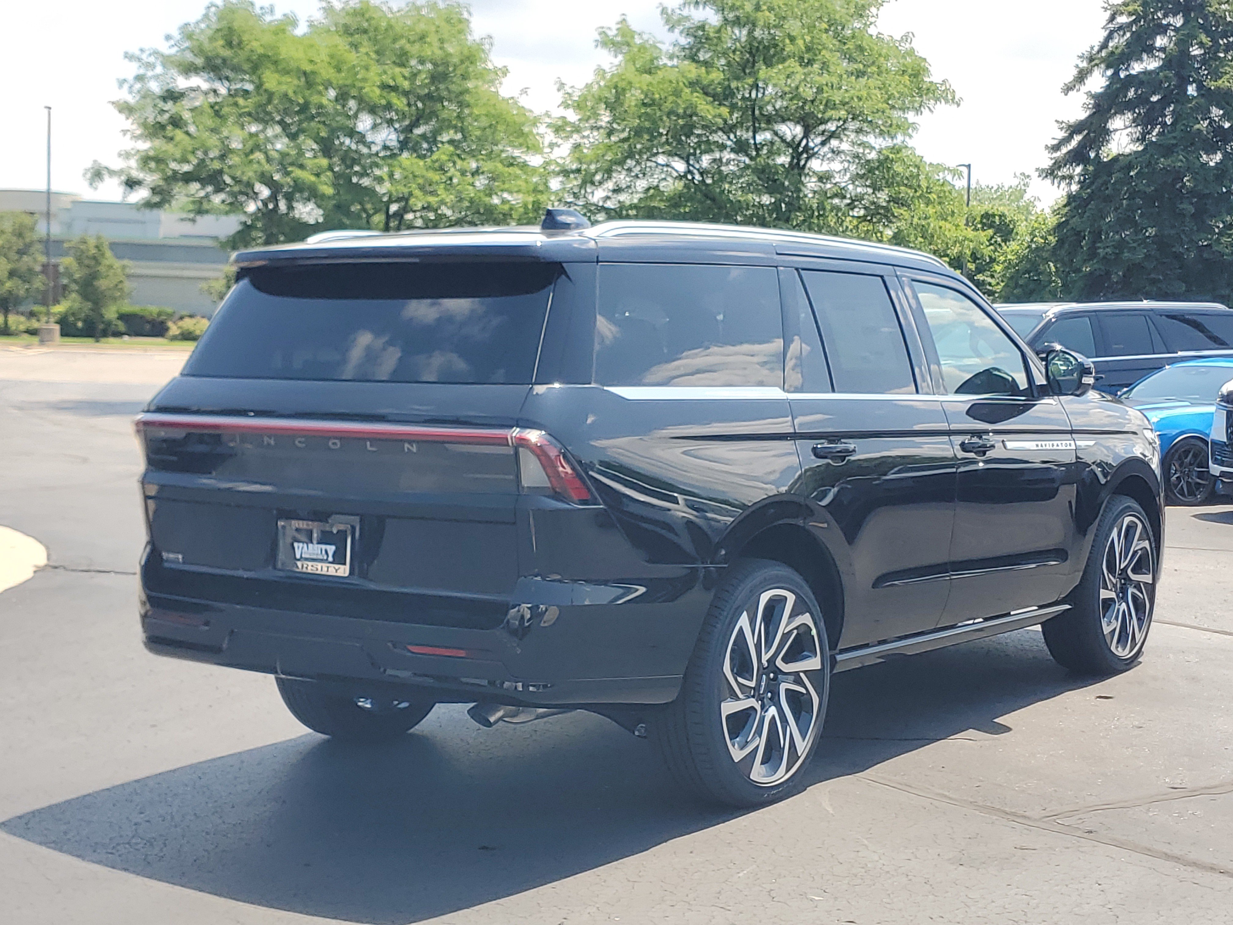 New 2027 Lincoln Navigator Reserve AWD/4WD image 4