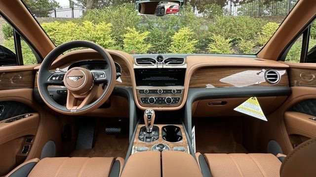 New 2025 Bentley Bentayga Plug-In Hybrid image 4