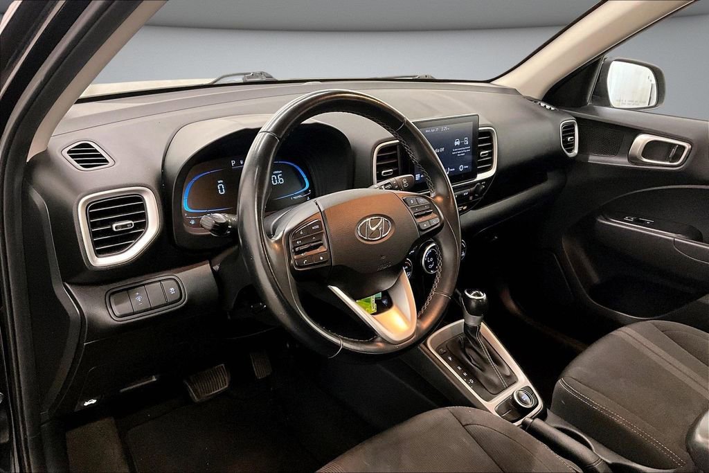 Used 2023 Hyundai Venue SEL FWD image 17