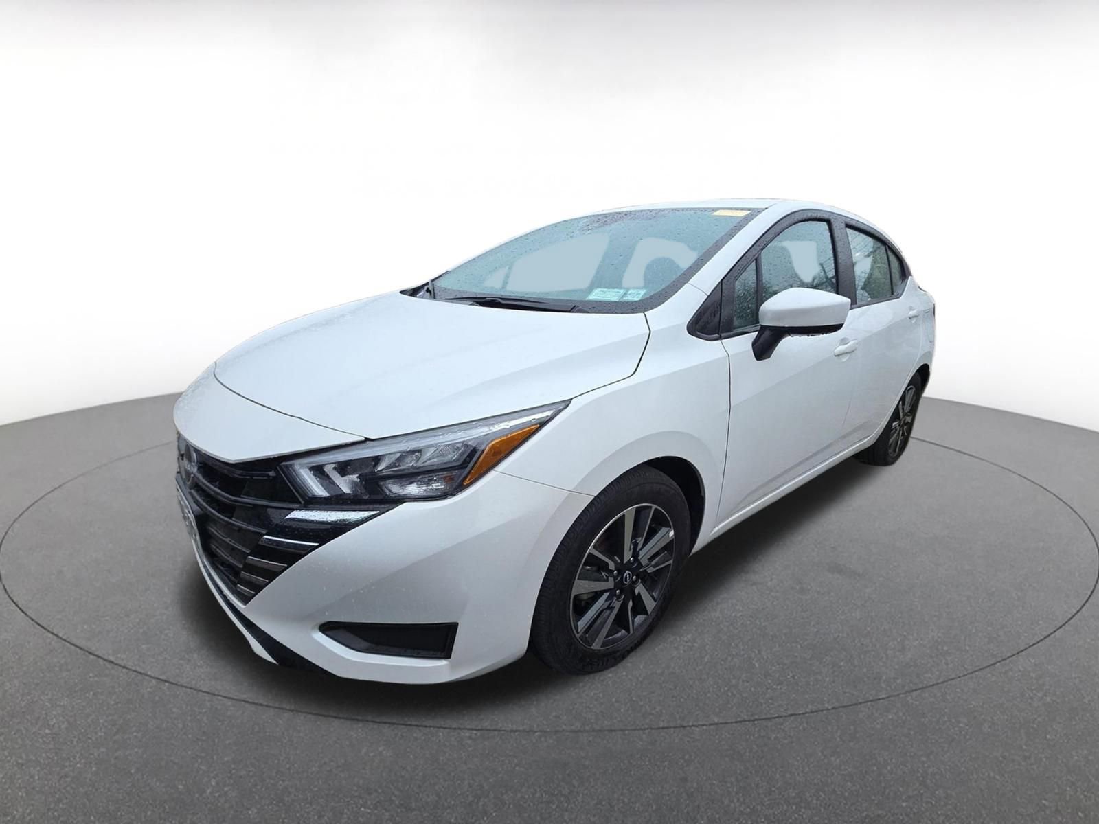 Used 2025 Nissan Versa SV image 3