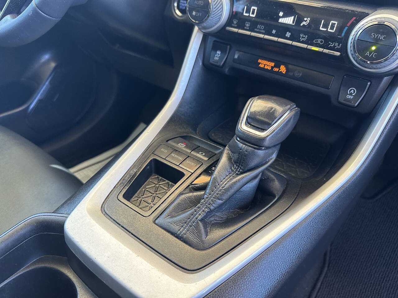 Used 2021 Toyota RAV4 XLE Premium image 11