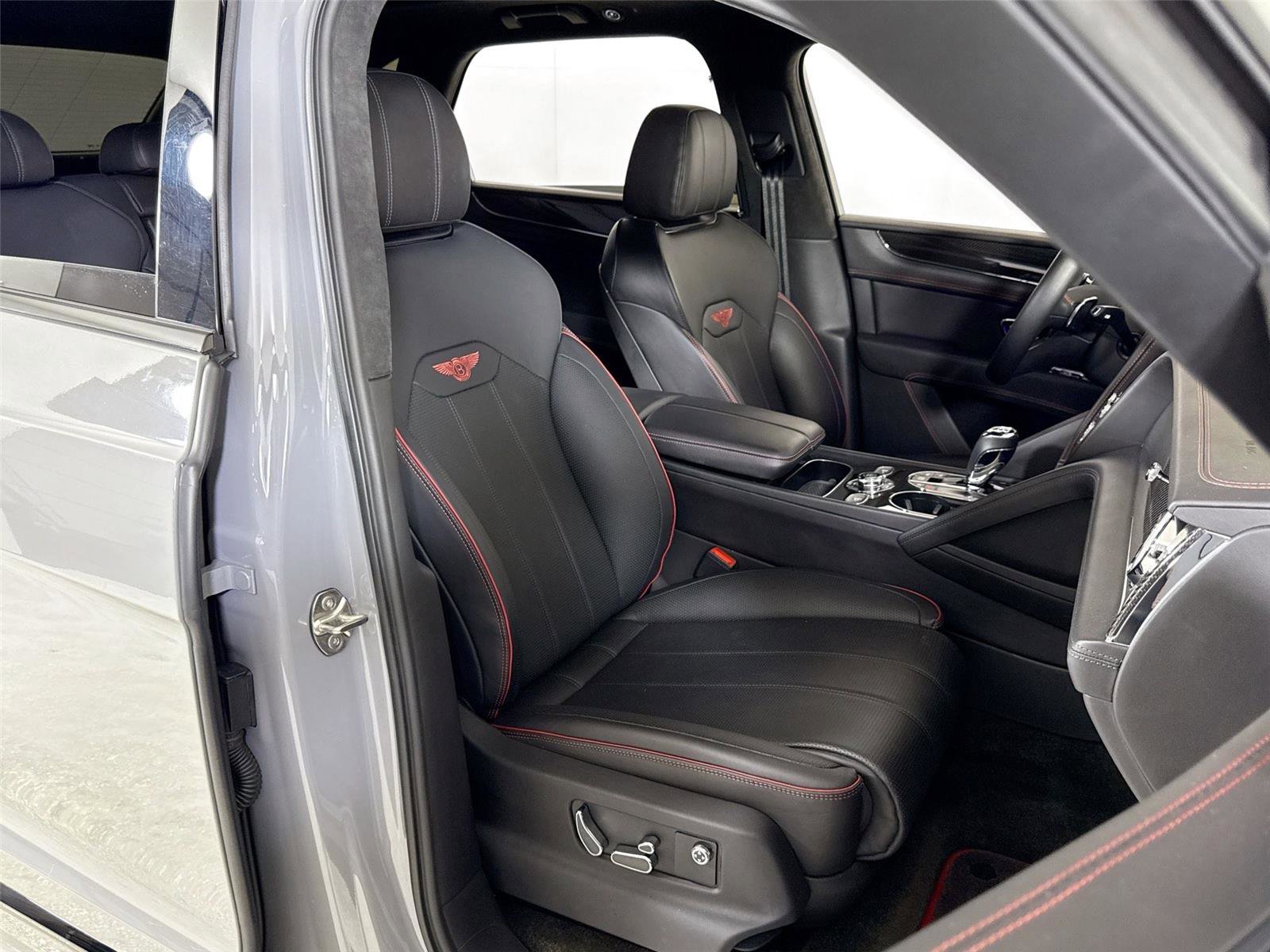 Used 2022 Bentley Bentayga image 32