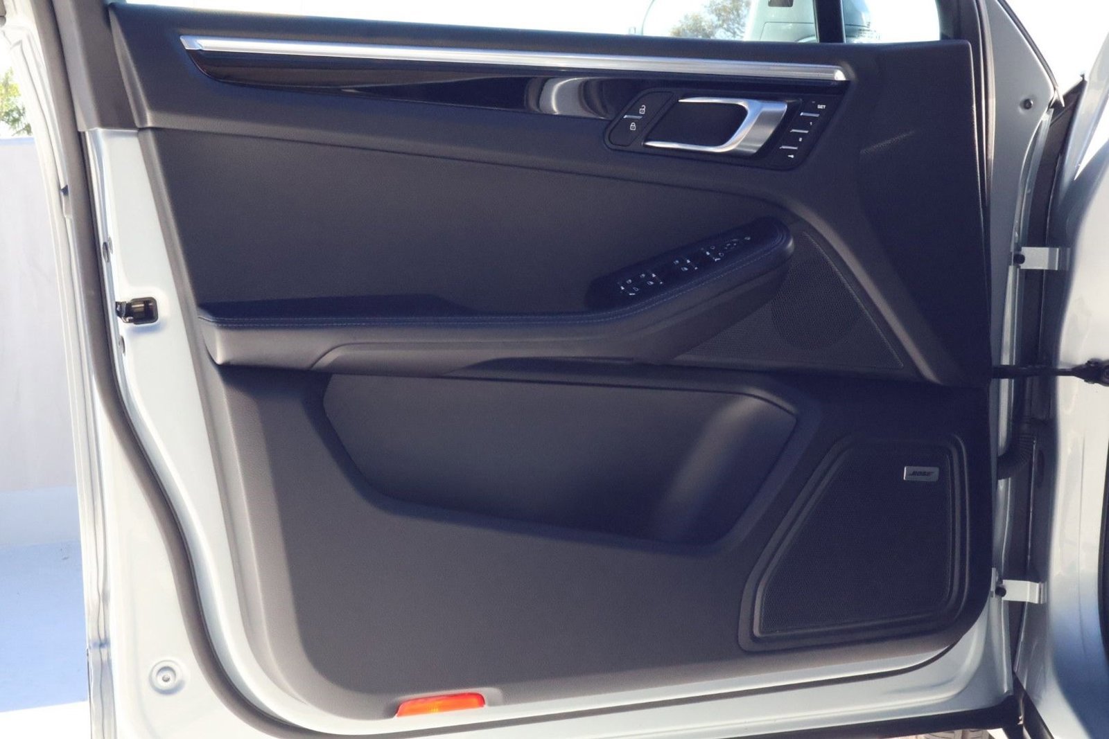 Certified 2025 Porsche Macan image 13