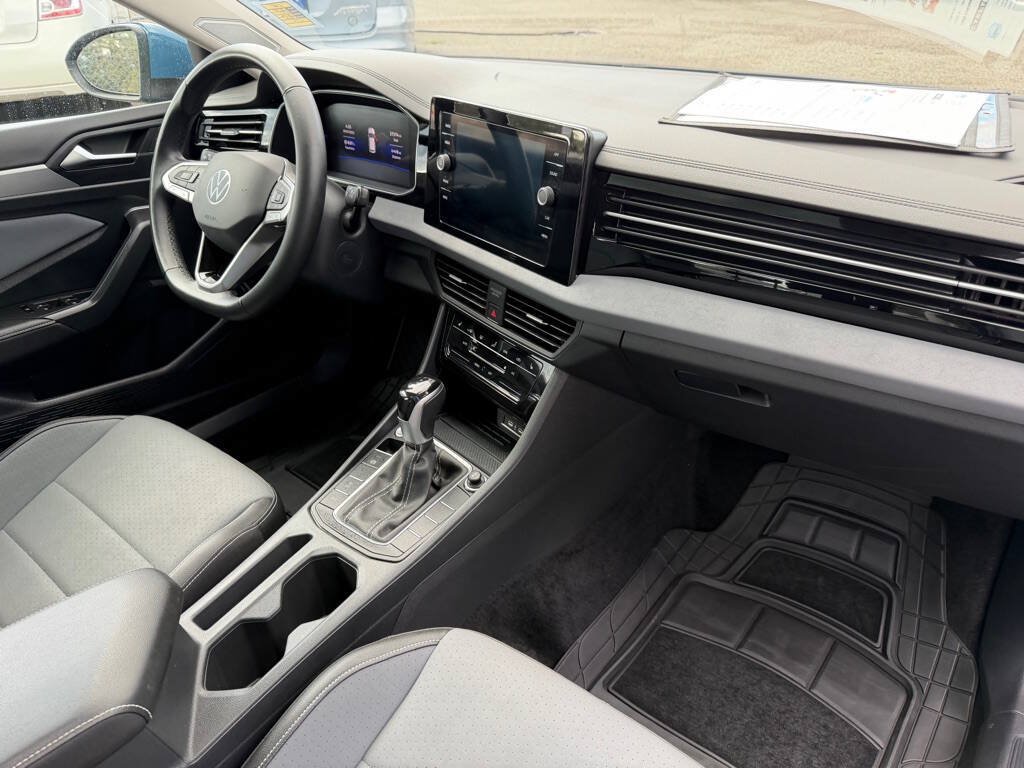 Used 2025 Volkswagen Jetta SE FWD image 23