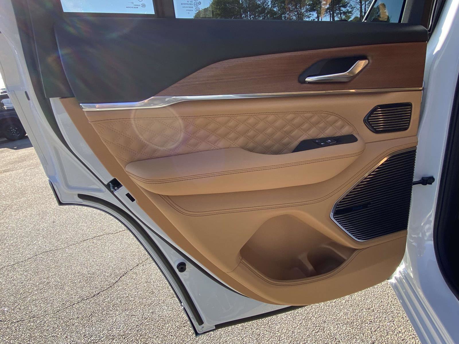 New 2025 Jeep Grand Cherokee Summit image 12