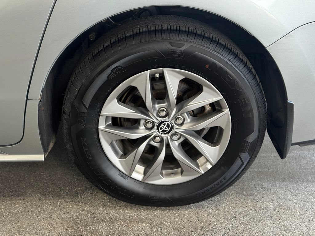Used 2024 Toyota Sienna XLE FWD image 24