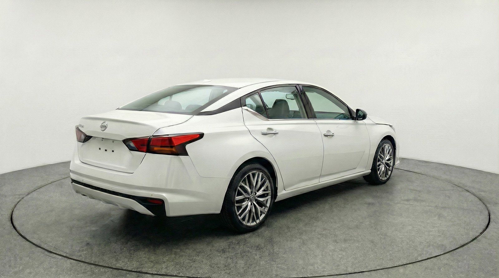 Used 2025 Nissan Altima 2.5 SV FWD image 9