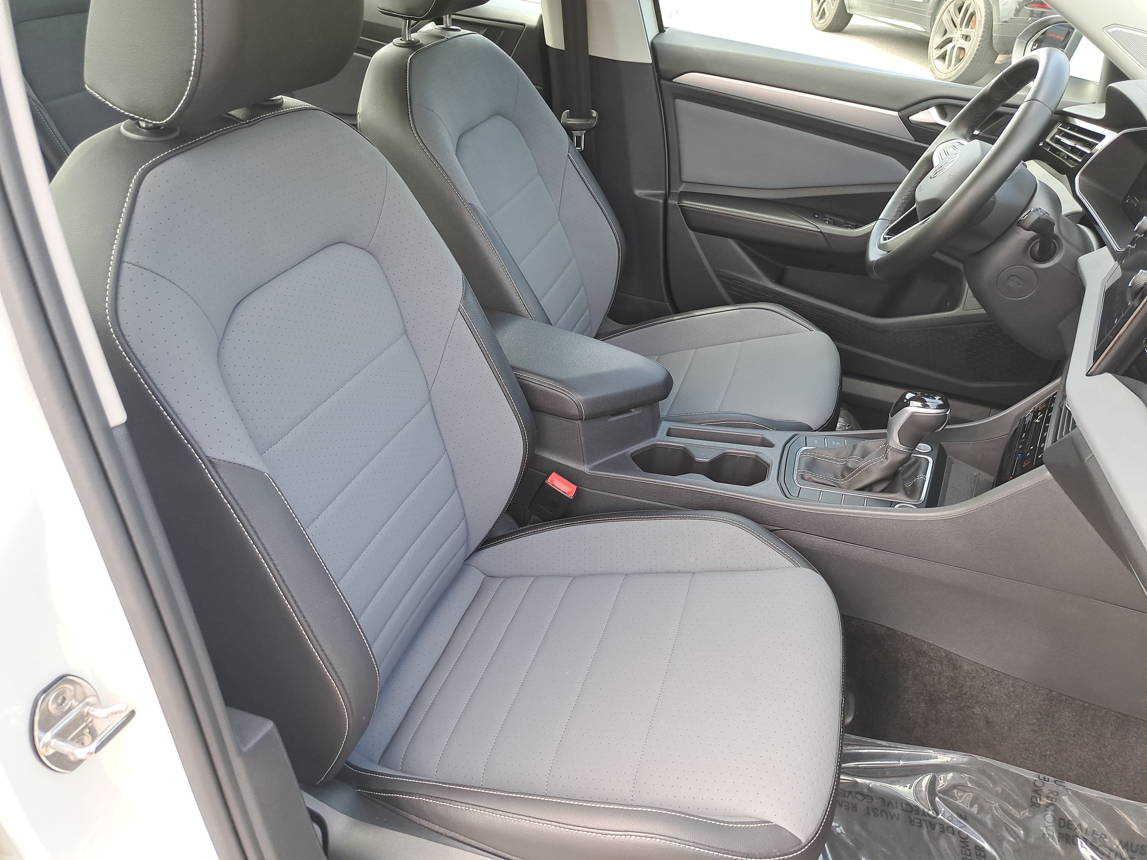 Certified 2025 Volkswagen Jetta SE w/ Black Wheel Package FWD image 10