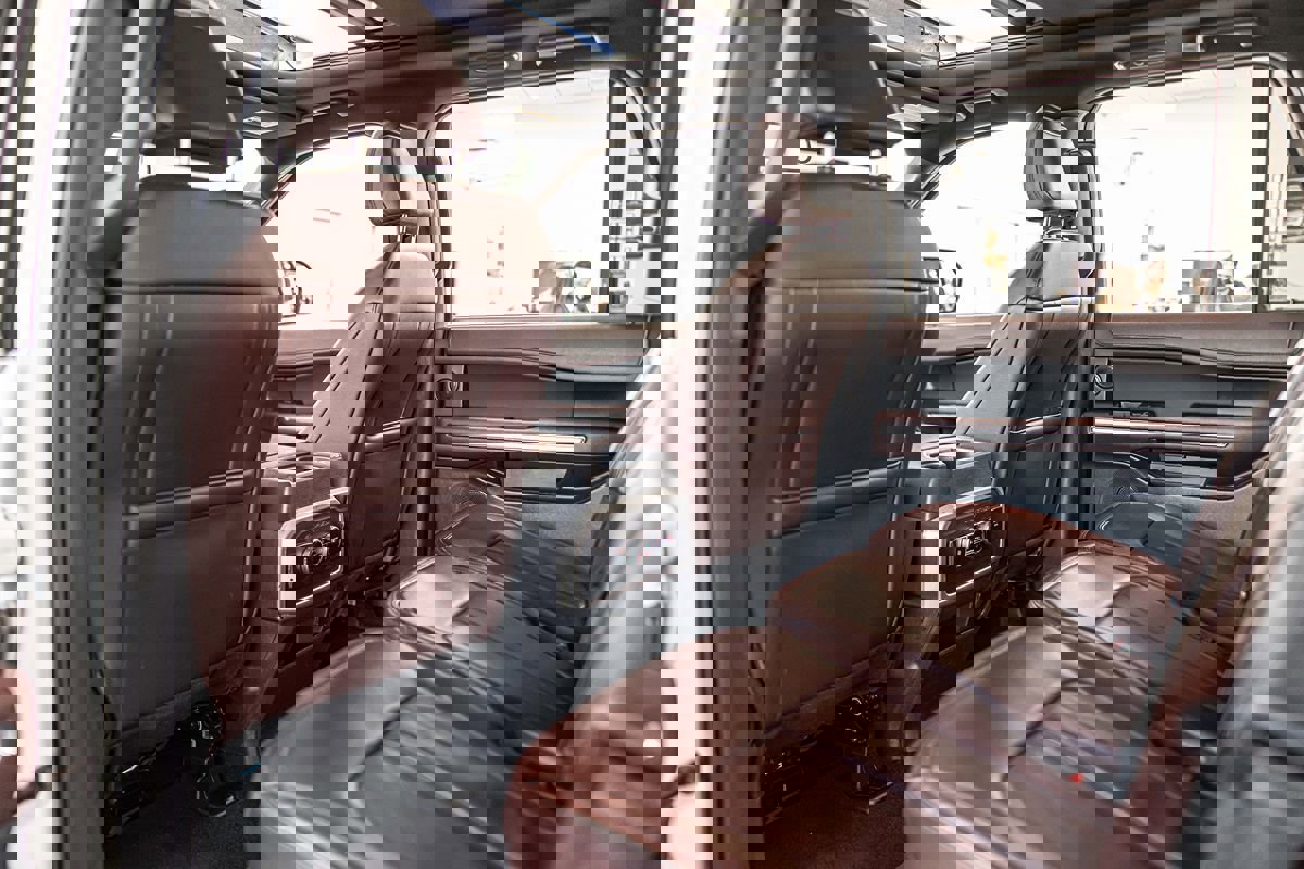 Used 2024 Ford Expedition Limited AWD/4WD image 35