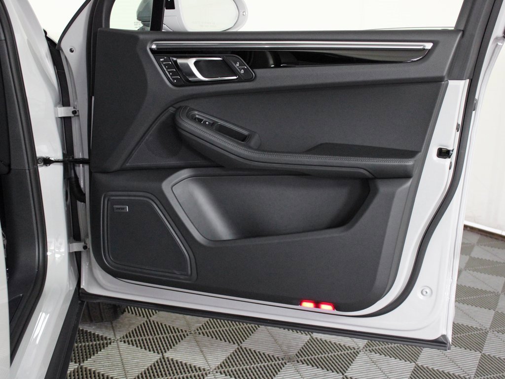Used 2026 Porsche Macan image 37