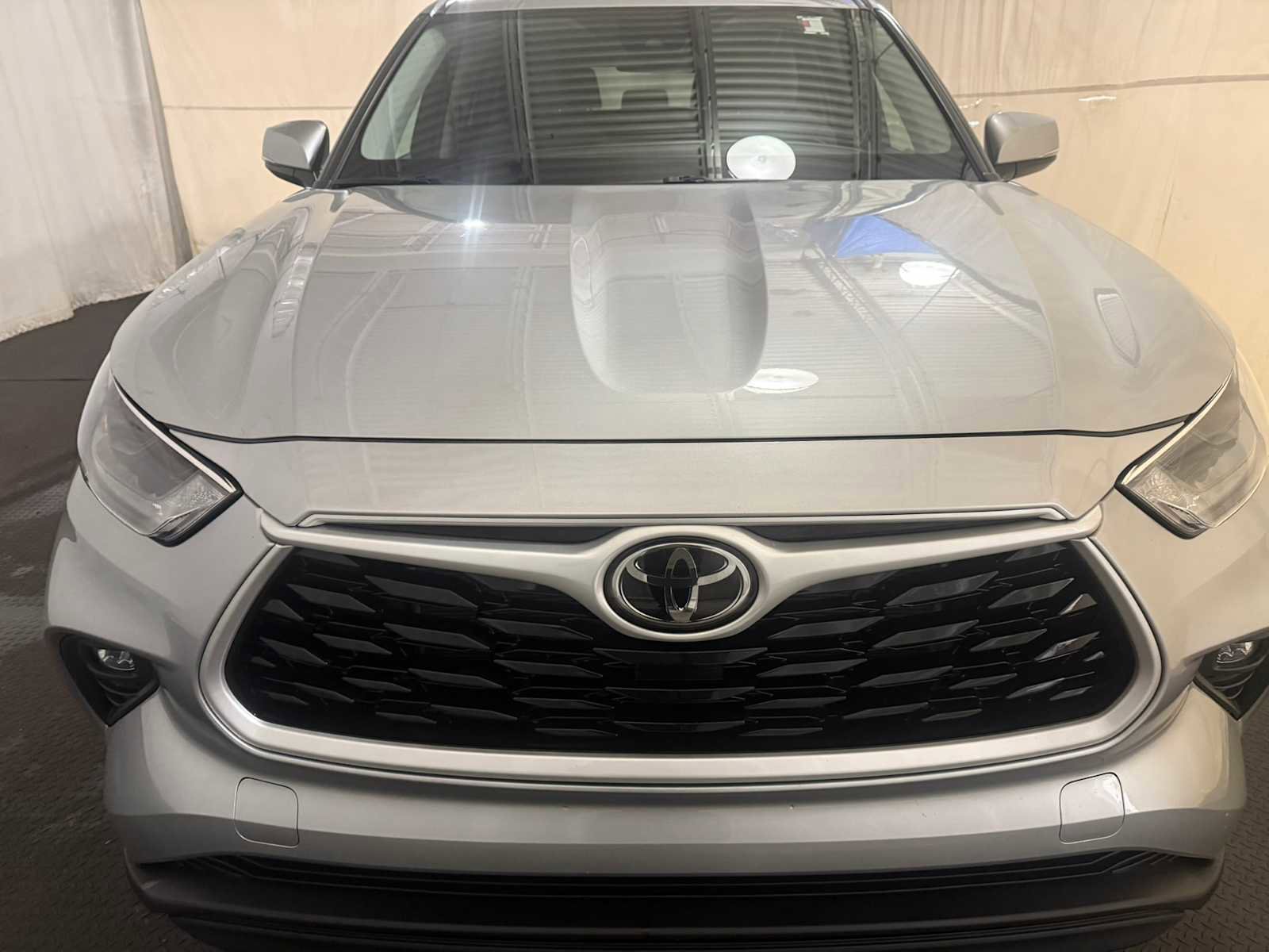 Used 2023 Toyota Highlander LE AWD/4WD image 3